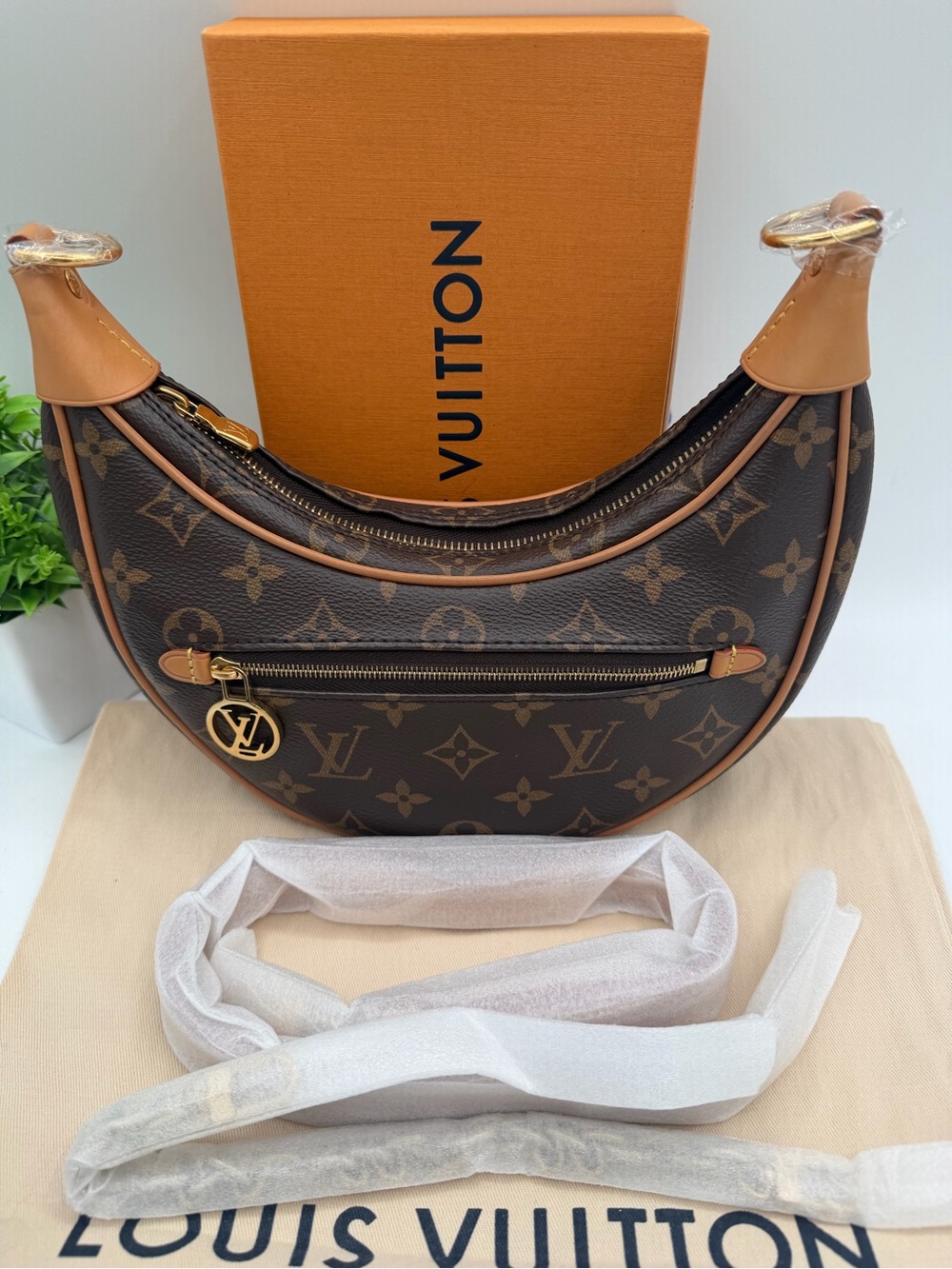 Louis vuitton loop monogram shoulder bag 😍Microchipped